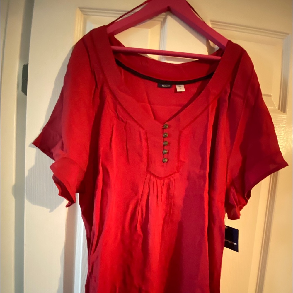 Women’s Shirt maroon in color